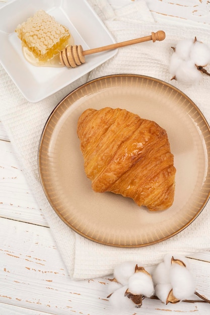 Croissants dourados caseiros em um prato Croissants franceses clássicos perfeitos Croissant doce de vista superior