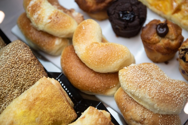 Croissants dulces y postres en la tienda Supermercado Panadería