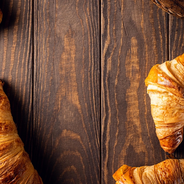 Foto croissants dulces recién horneados