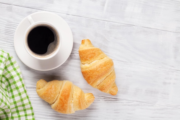 Croissants e café frescos