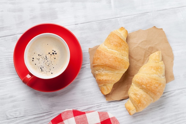 Croissants e café frescos