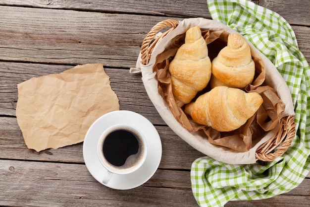 Croissants e café frescos