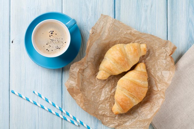 Foto croissants e café frescos