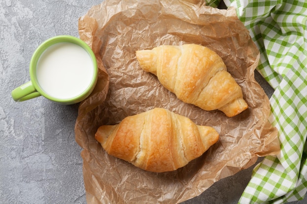 Croissants e leite frescos