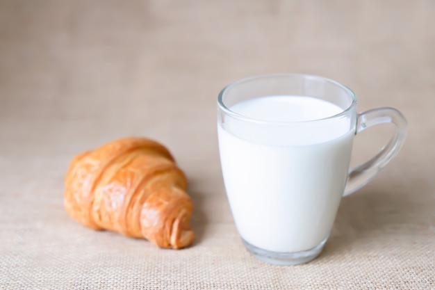 Croissants e leite na mesa. Comida para o conceito de pequeno-almoço