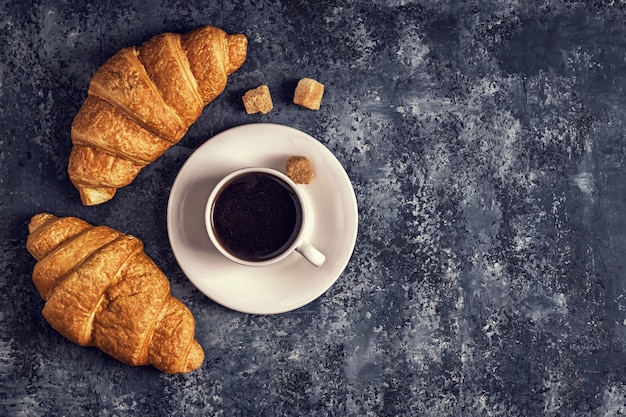 Croissants e uma xícara de café branco