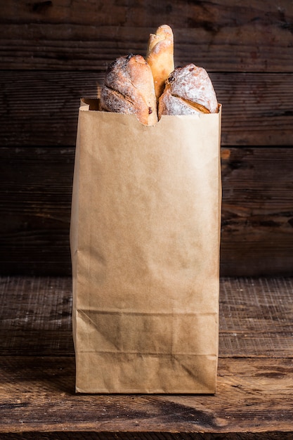 Croissants en la elaboración del paquete sobre un fondo blanco. Fresco