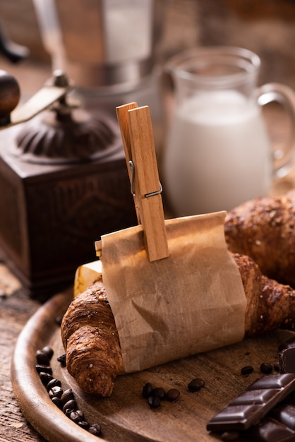 Croissants em mesa rústica de madeira