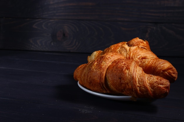 Croissants em um prato no escuro