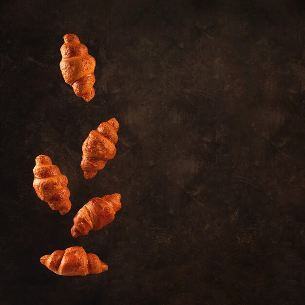 Croissants fliegen im Dunkeln. Levitationsszene.