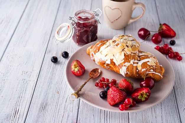 Croissants, flocos de milho e bagas