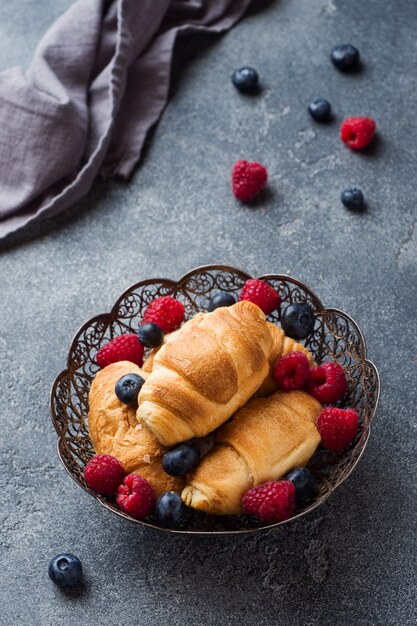 Croissants con frambuesas frescas y arándanos