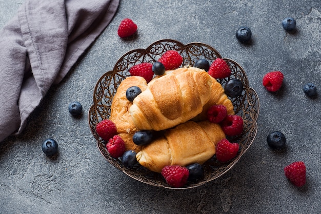 Croissants con frambuesas frescas y arándanos