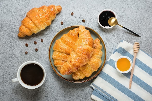 Croissants franceses con chocolate en placa