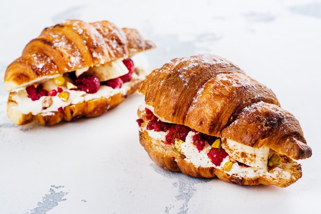 Croissants franceses com cream cheese e framboesa