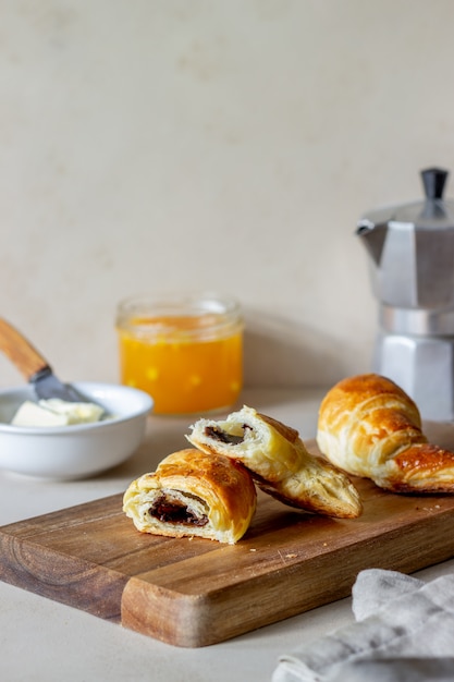 Croissants franceses com recheio de chocolate. cozimento. cozinha nacional. café da manhã. comida vegetariana.