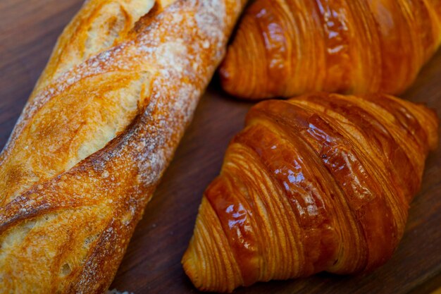 Foto croissants franceses frescos e tradição de baguete artesanal