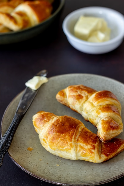 Croissants franceses. Pastelaria. Café da manhã. Cozinha nacional. Comida vegetariana.