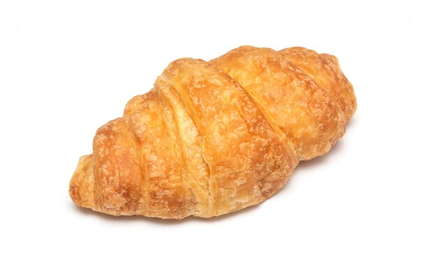 Croissants frescos aislados en blanco