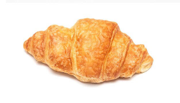 Croissants frescos aislados en blanco