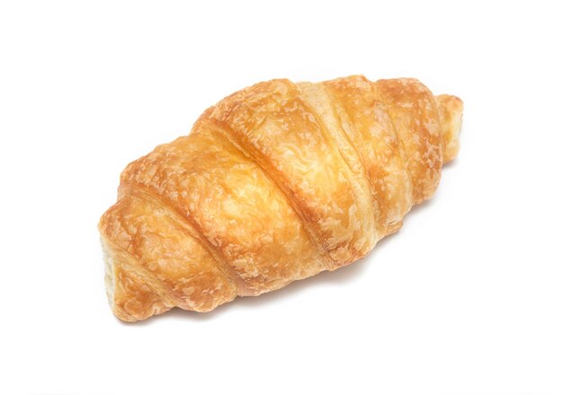 Croissants frescos aislados sobre un fondo blanco