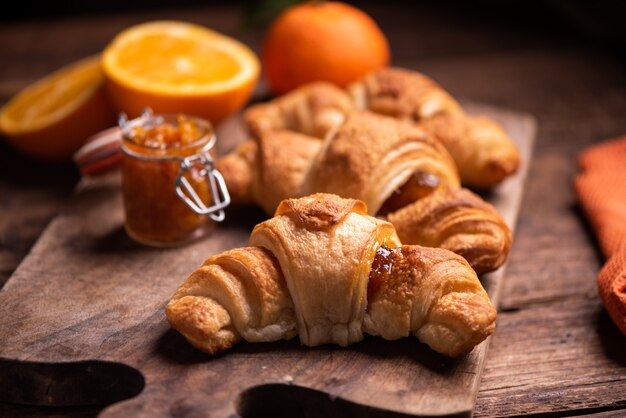 Croissants frescos caseiros na mesa de madeira. Fechar-se