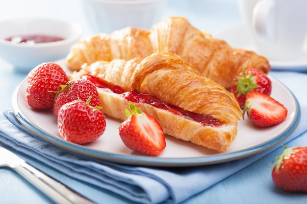 Croissants frescos com geléia e morango no café da manhã