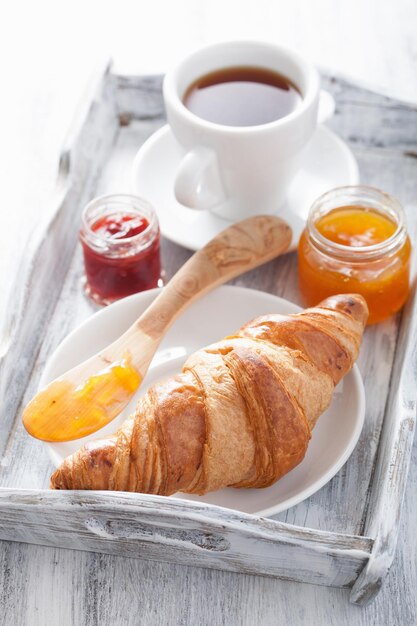 Croissants frescos com geléia no café da manhã na bandeja