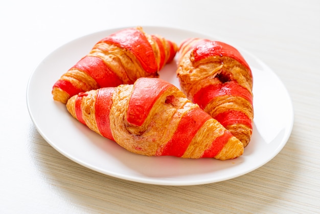 croissants frescos com molho de geléia de morango no prato