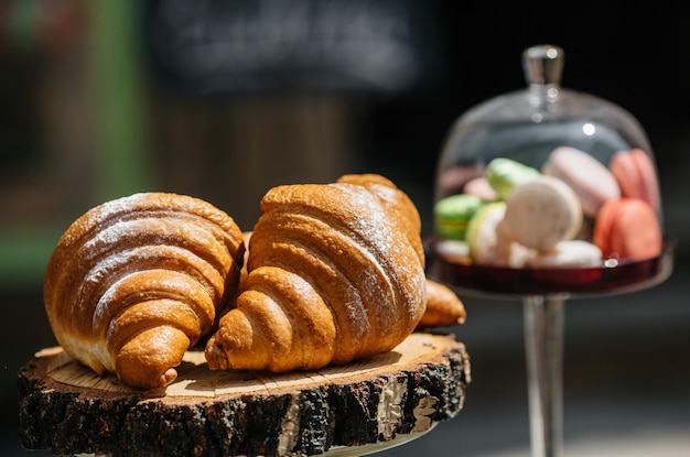 Croissants frescos deliciosos no café de rua