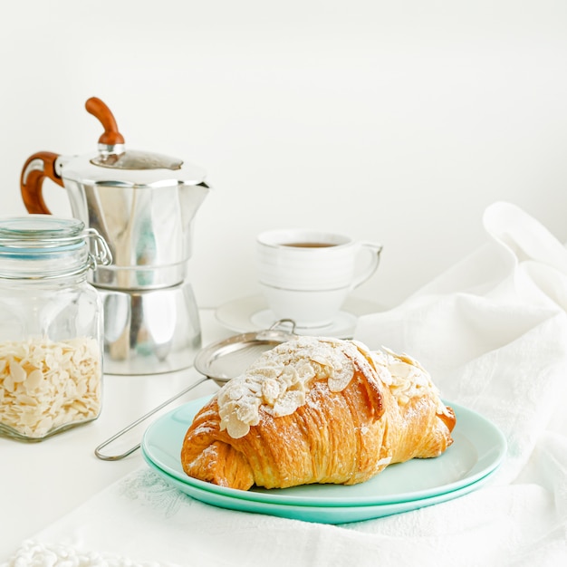 Croissants frescos e café na mesa branca