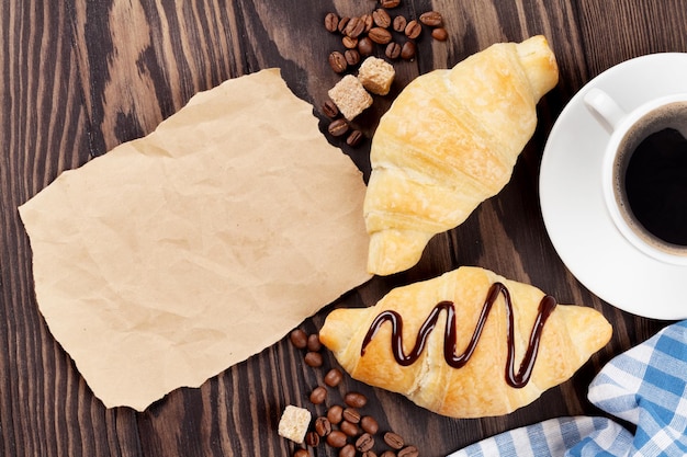 croissants frescos e xícara de café