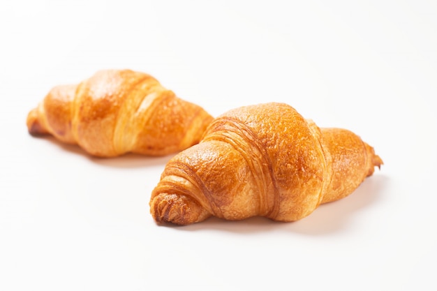 Croissants frescos em fundo branco.