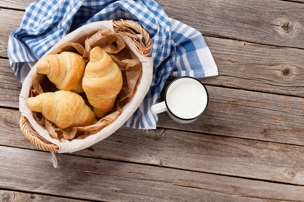 Croissants frescos y leche