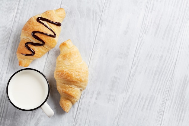 Croissants frescos y leche