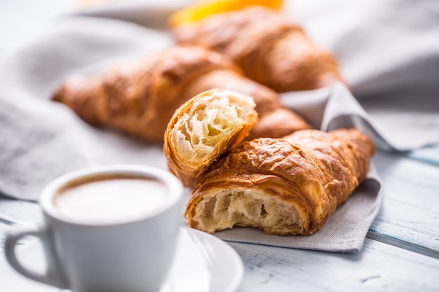 Croissants frescos de mantequilla con café. Concepto de desayuno dulce por la mañana.