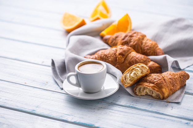 Croissants frescos de mantequilla con café. Concepto de desayuno dulce por la mañana.