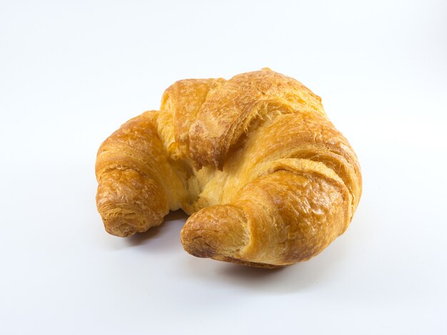 Croissants frescos sobre fondo blanco