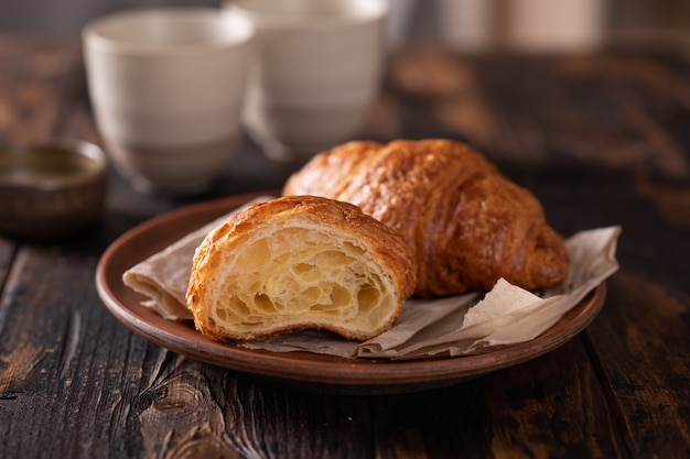 Croissants frescos sobre un fondo oscuro