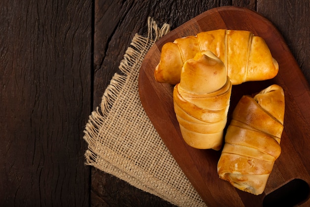 Foto croissants fresquinhos tradicionais na mesa