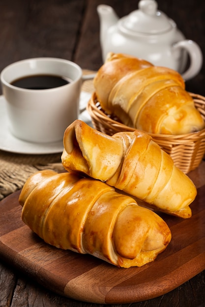 Croissants fresquinhos tradicionais na mesa