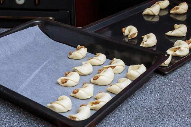 Croissants. Hausgemachte Bagels kochen. Teig kneten, Teig schneiden und formen. Croissants in einer schwarzen Pfanne.