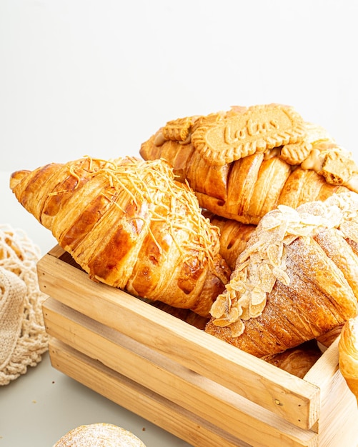 Croissants in einem hölzernen Korb mit Croissants drauf