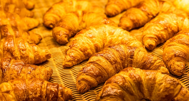 Croissants in einer Bäckerei. frisch gebackene Croissants auf Textur Hintergrund