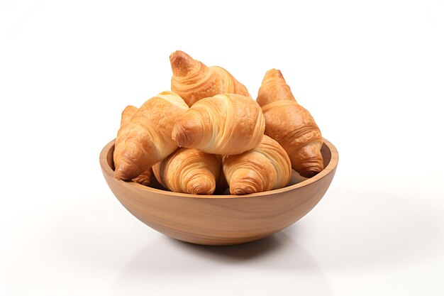 Croissants in einer Holzschüssel auf weißer Oberfläche