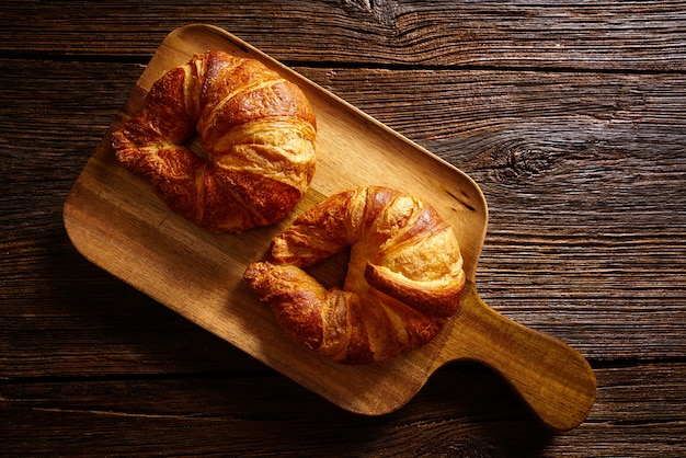 Croissants in Holzbrett