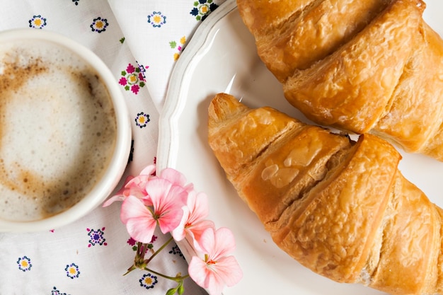 Croissants Kaffeetasse Blume im romantischen Stil