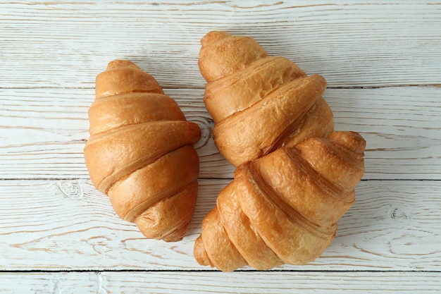 Croissants en madera blanca, vista superior