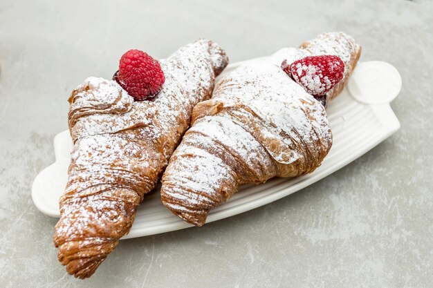 Croissants con mermelada y bayas.