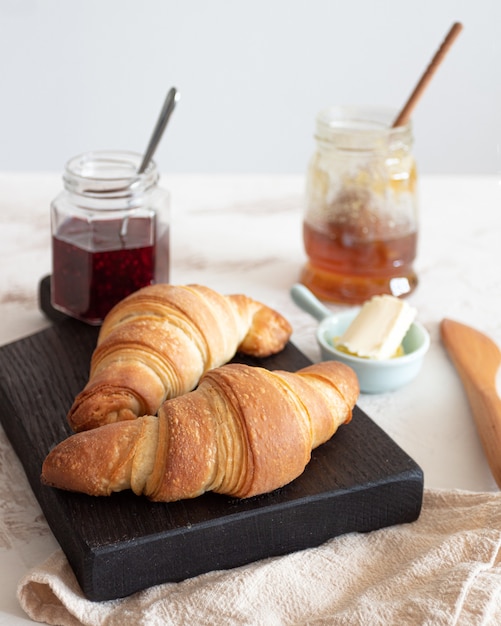 croissants con mermelada y miel al estilo escandinavo